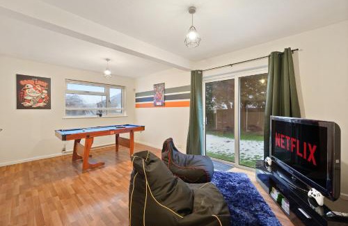 Belluton Casa | 20 percent off! Large Spacious Abode with Games Room!