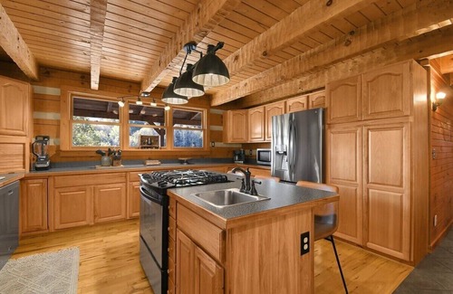 Lancaster Cabina | 20 Person Lodge! Secluded with Views! Hot Tub, Firepit, WBFP! Pet Friendly