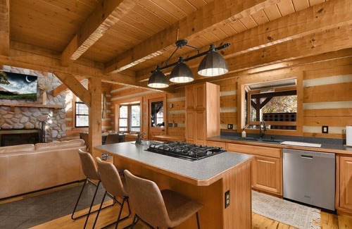Lancaster Cabina | 20 Person Lodge! Secluded with Views! Hot Tub, Firepit, WBFP! Pet Friendly