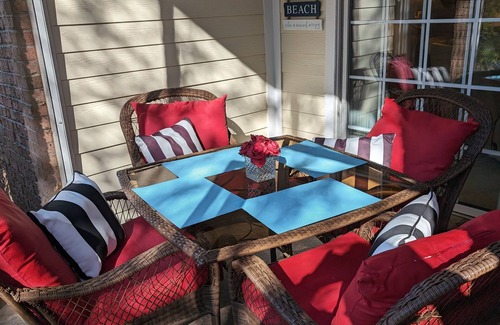 North Myrtle Beach Condominio | Grandes semanas de otoño disponibles: 3 bds / 2 baños, vistas de cursos de agua y campos de golf