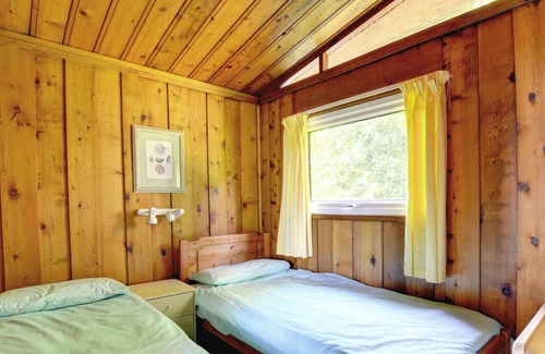 St Brides Chalet De Esquí | Un lodge de madera de cedro independiente ubicado en la ladera dentro de 130 acres de David Bellamy Environ privado
