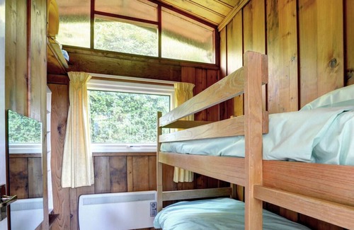 St Brides Chalet De Esquí | Un lodge de madera de cedro independiente ubicado en la ladera dentro de 130 acres de David Bellamy Environ privado