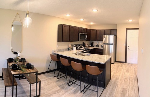 Rosemount Apartamento | 200 - New 2-bedroom Apt. in the heart of Rosemount.