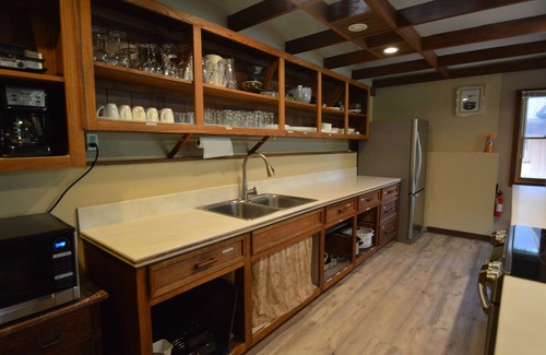 New Plymouth Casa | Ubicado en el centro de Hocking Hills, cerca de Old Man's Cave y admite mascotas.