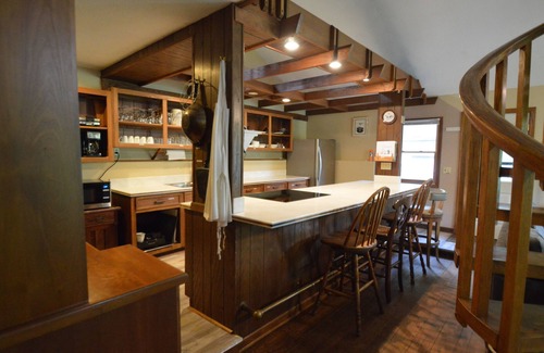 New Plymouth Casa | Ubicado en el centro de Hocking Hills, cerca de Old Man's Cave y admite mascotas.