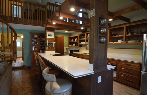 New Plymouth Casa | Ubicado en el centro de Hocking Hills, cerca de Old Man's Cave y admite mascotas.