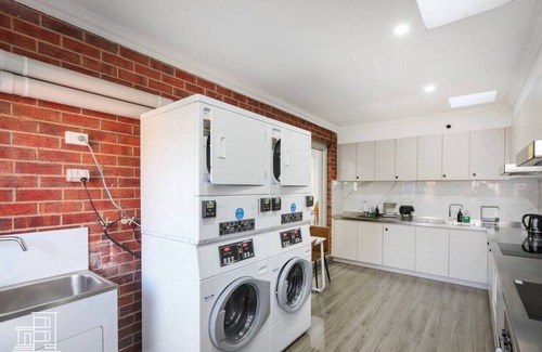 Brunswick East Hotel | 201 Chic Queen BR w/ Fast WiFi - 18 mins tram to CBD