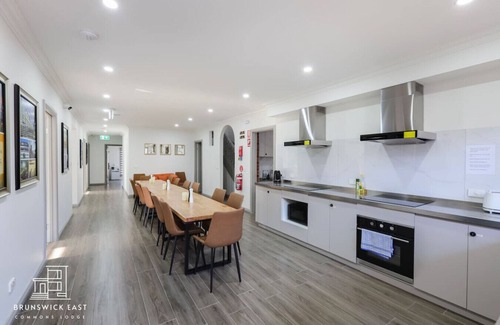 Brunswick East Hotel | 201 Chic Queen BR w/ Fast WiFi - 18 mins tram to CBD