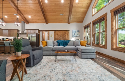 Skyland Cabina | 2023 New Construction~LUXURY CABIN~Hot Tub~15 mins to downtown~hiking~koi ponds