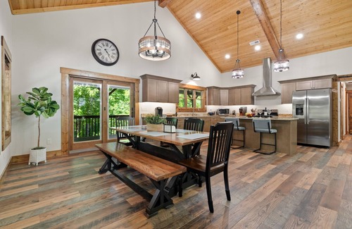Skyland Cabina | 2023 New Construction~LUXURY CABIN~Hot Tub~15 mins to downtown~hiking~koi ponds