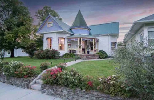 Shelbyville Cabaña | 2025 KY Derby 30 min Away ~ Bourbon Trail ~ Hot Tub