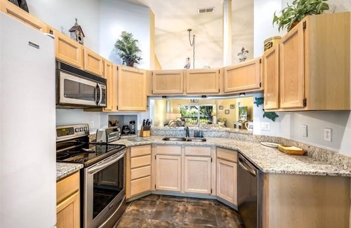Central Naples Condominio | 204E Pinewoods Condo
