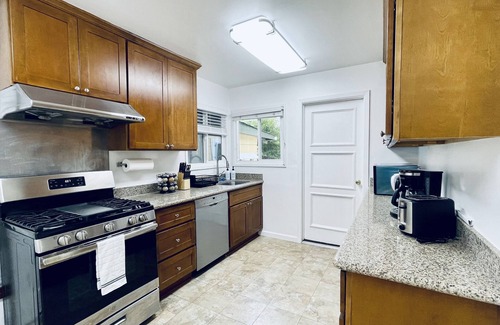 North Central Casa | 205 Central Cozy 3B1b home in San Mateo/garage parking