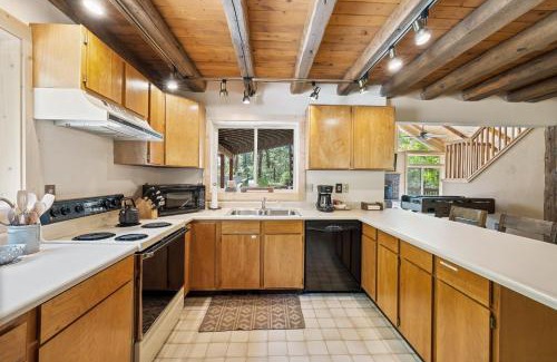 Cascade Casa | 208 Escape - Quiet, private, cabin on 5-acres - Trails - WiFi - Fireplace - Family Getaway