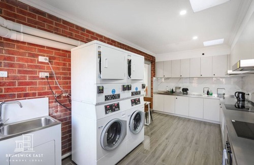 Brunswick East Hotel | 208 Luxe Queen Bedroom w/ Private Ensuite Fast WiFi 24/7 Security 18 mins tram to CBD