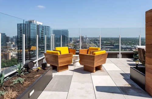 Rainey Street Historic District Apartamento | 20th floor condo with pool on Rainey St by Locale