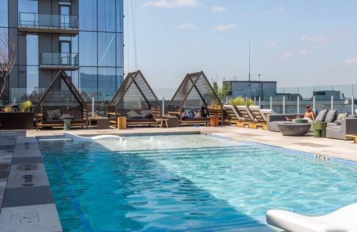 Rainey Street Historic District Apartamento | 20th floor condo with pool on Rainey St by Locale