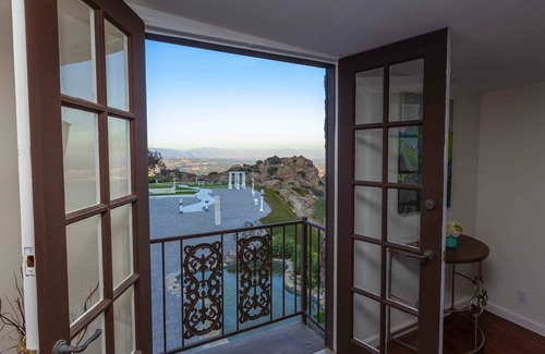 Chatsworth Casa | 21+ Acre Private Retreat with Breathtaking Views of Los Angeles