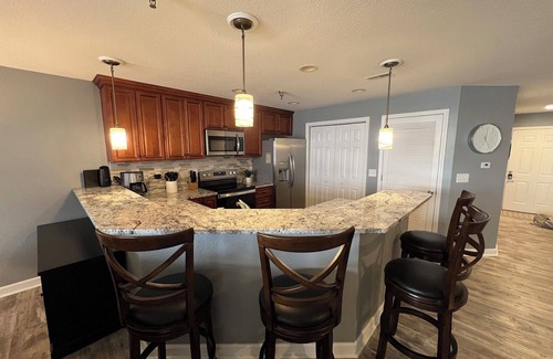Kaiser Condominio | 2110 Towers Beautiful Condo! Quiet! Elevators, indoor/outdoor pools. Free Wifi