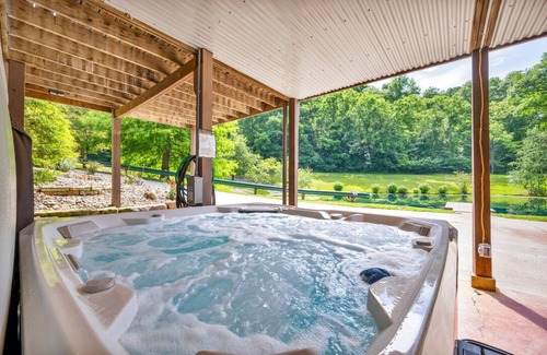 Senecaville Cabina | 22-Guest Retreat | Spa, Theater, Nature, Games