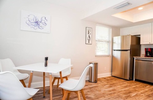 Indian Rocks Beach Cabaña | 2201 - Suite B · Ocean Spray Hideaway - New Steps to Beach and Sand