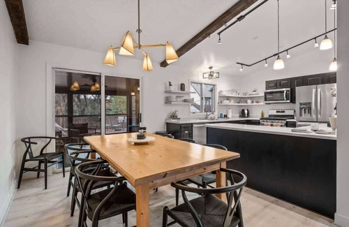 St. Anthony West Casa | 221 Club / WALK to the BEST NE restaurants