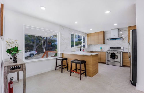 South San Mateo Apartamento | 246A- Modern 3B2B w/ Deck & View by Hillsdale Mall