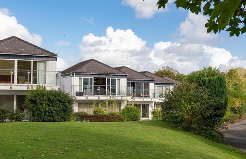 Saundersfoot Villa | 25 Coedrath Park - Sea Views From Balcony Short Walk to Beach Parking