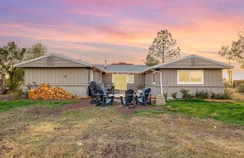 Valle Casa | 25 Min to Grand Canyon Shuffleboard Fire Pit