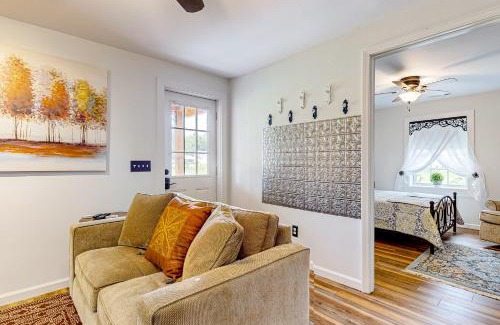 Hendersonville Casa | 254 & 256 Hoots Hideaway Cottage & Hoots Log Cabin - Full Property