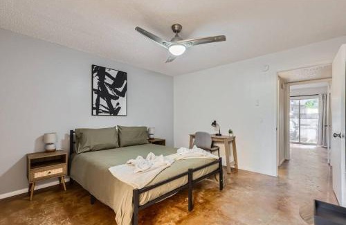 Bouldin Apartamento | 2B Getaway Steps to Dtwn - Sleeps 6 - Pool, Prkg
