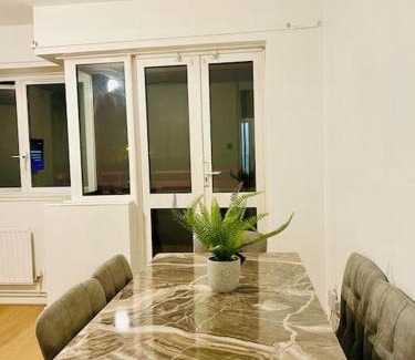 Tower Hamlets Apartamento | 2BD CanaryWharf Mile End Private Balcony FREE Parking