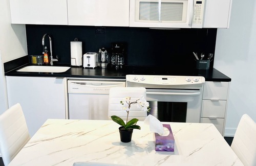 Bathurst Quay Condominio | 2BD Condo W Free Parking Near CN Tower