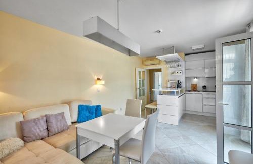 Chernomorets Apartamento | 2BD Flat with Balcony in Flores Garden Complex by Flat Mаnаger