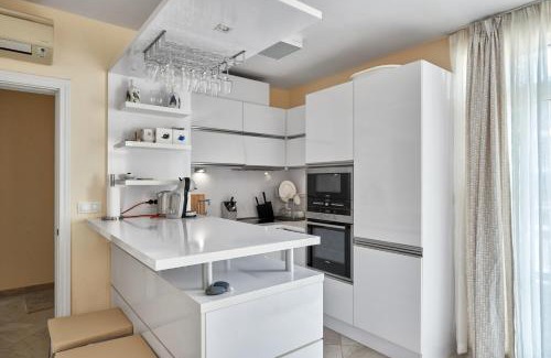 Chernomorets Apartamento | 2BD Flat with Balcony in Flores Garden Complex by Flat Mаnаger