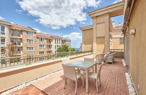 Chernomorets Apartamento | 2BD Flat with Balcony in Flores Garden Complex by Flat Mаnаger