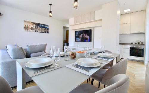 Dobrota Apartamento | 2bd New Dobrota Apt with Bay Views