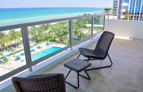 Miami Beach Apartamento | 2bd Oceanfront Master Ste OceanView w/balcony, Pool, nearby dining, beach access