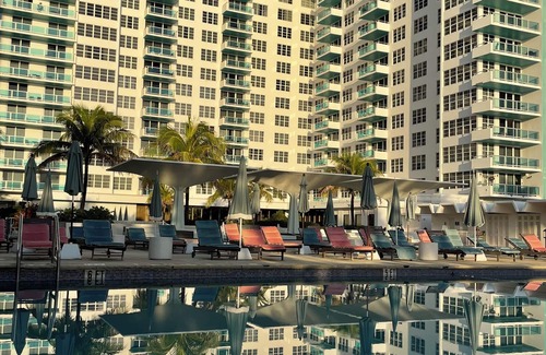 Miami Beach Apartamento | 2bd Oceanfront Master Ste OceanView w/balcony, Pool, nearby dining, beach access