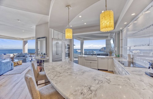 Avalon Condominio | 2BD Penthouse Suite, Unobstructed Views in Hamilton Cove (UPPER UNIT), CART & AC