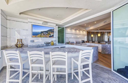 Avalon Condominio | 2BD Penthouse Suite, Unobstructed Views in Hamilton Cove (UPPER UNIT), CART & AC