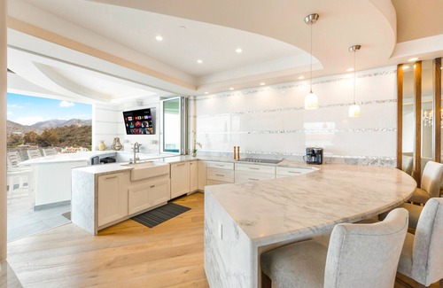 Avalon Condominio | 2BD Penthouse Suite, Unobstructed Views in Hamilton Cove (UPPER UNIT), CART & AC