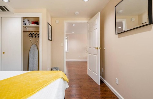 North Oak Park Casa | *2bdr Victorian Home away from Home - *Central Loc