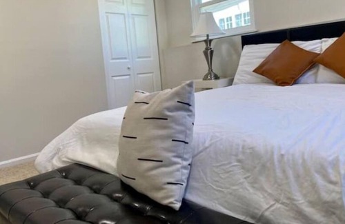 Lake Ridge Apartamento | 2Bed 1 bath new lower apartment
