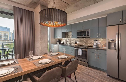 Civic District Complejo | 2Bed/2Bath Deluxe Suite in Central Austin Resort with a Rooftop Pool!!