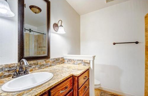 South Central Houston Casa | 2Bedroom, Home, 2mi Astros, 2mi Dynamo, King Bed, Med Center