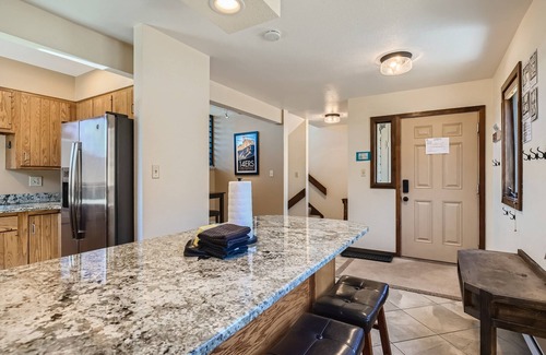 Dillon Casa | 2bedroom+Loft Private Entry, Lake Views, Amazing Location, Near all Ski Resorts 3 Townhouse by RedAwning