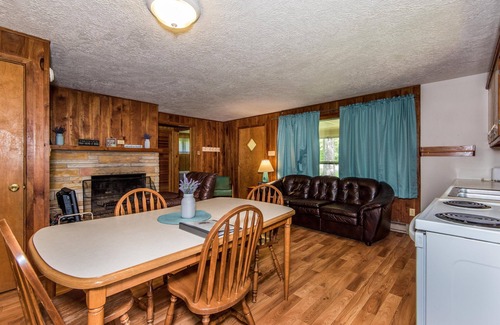 Kurtz Cabaña | Meadow View Vacation Cottage