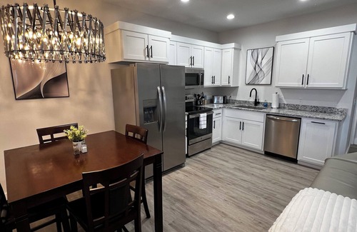 Joplin Casa | Brand New Guest Suite! 2BR, 1BA. Hot Tub Year Round, Seasonal Heated Pool!