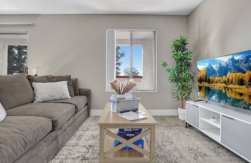 Colton Apartamento | 2BR/2BA Cozy Queen Apartment with Balcony